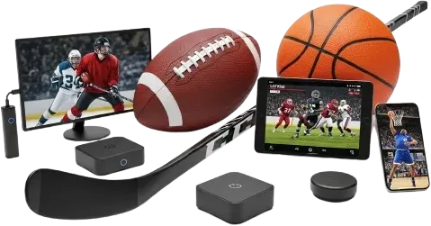 Deportes en vivo en IPTVZ: hockey en una TV, NFL en una tablet y NBA en un celular, junto a un Fire TV Stick, cajas de streaming, un balón de fútbol americano, un balón de básquetbol y un palo de hockey